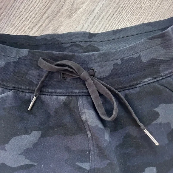 Lululemon Scuba Heritage black/gray Camo Sweatpants/Joggers - Picture 5 of 12